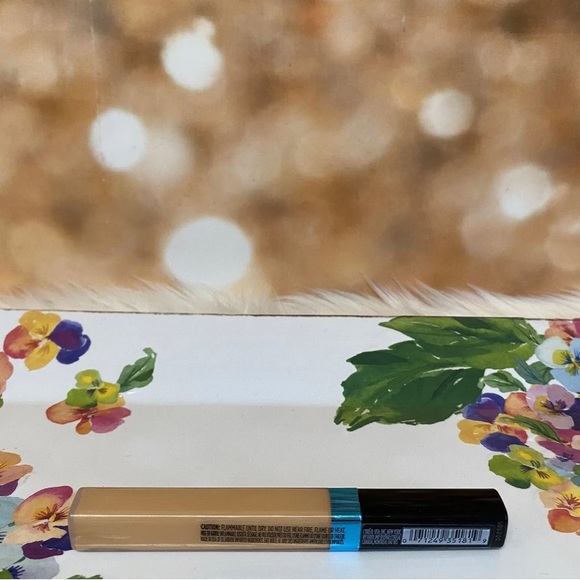 L'Oréal Paris Infallible Pro Glow Concealer Natural Beige 04 - Picture 3 of 4